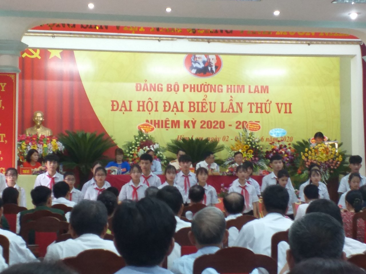 ĐOÀN HỌC SINH CHÚC MỪNG ĐẠI HỘI ĐẢNG BỘ  PHƯỜNG HIM LAM LẦN THỨ VII NHIỆM KÌ 2020 – 2025