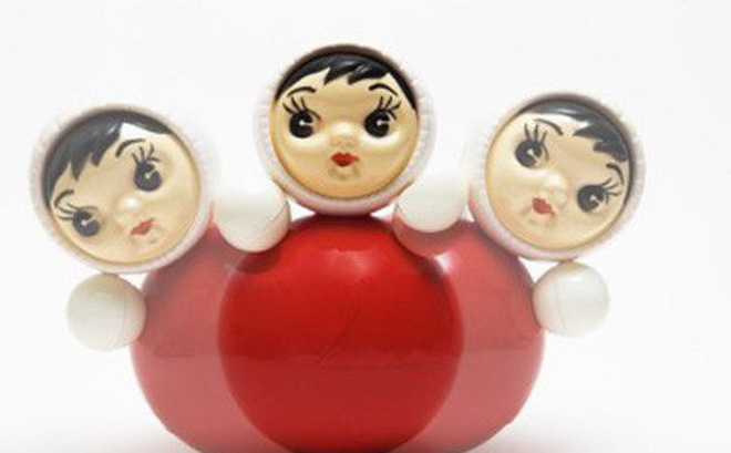 Tại sao con lật đật không bao giờ bị đổ?