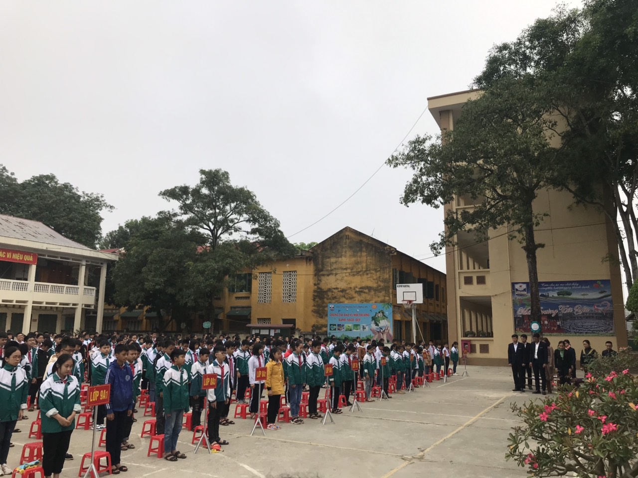 HỌC SINH TRƯỜNG THCS TRẦN CAN NÂNG CAO Ý THỨC THAM GIA GIAO THÔNG VÀ LỄ TƯỞNG NIỆM CÁC NẠN NHÂN TỬ VONG DO TAI NẠN GIAO THÔNG