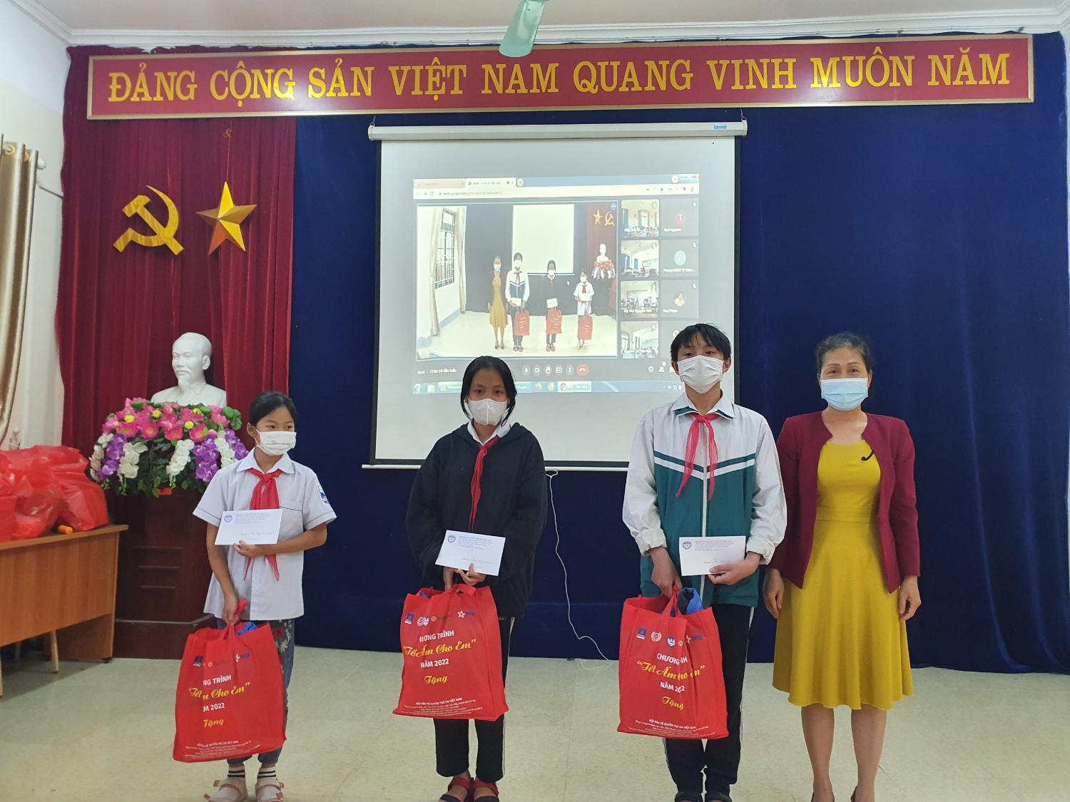 TRƯỜNG THCS TRẦN CAN TỔ CHỨC TRAO QUÀ TẾT 	             CHO CÁC EM HS NGHÈO, CÁC EM HỌC SINH CÓ HOÀN CẢNH KHÓ KHĂN