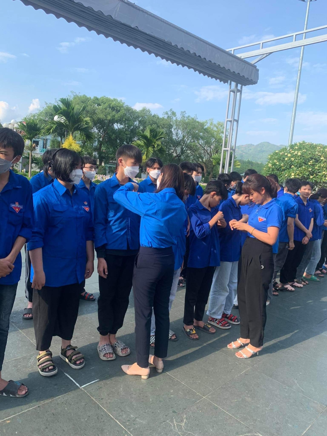 Ảnh: Đ/C Lò Thị Xon trao huy hiệu Đoàn cho đoàn viên mới