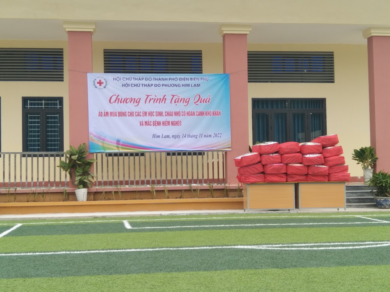 CHƯƠNG TRÌNH TẶNG QUÀ ÁO ẤM MÙA ĐÔNG CHO CÁC EM HỌC SINH, CÁC CHÁU NHỎ CÓ HOÀN CẢNH KHÓ KHĂN, MẮC       BỆNH HIỂM NGHÈO TẠI TRƯỜNG THCS TRẦN CAN