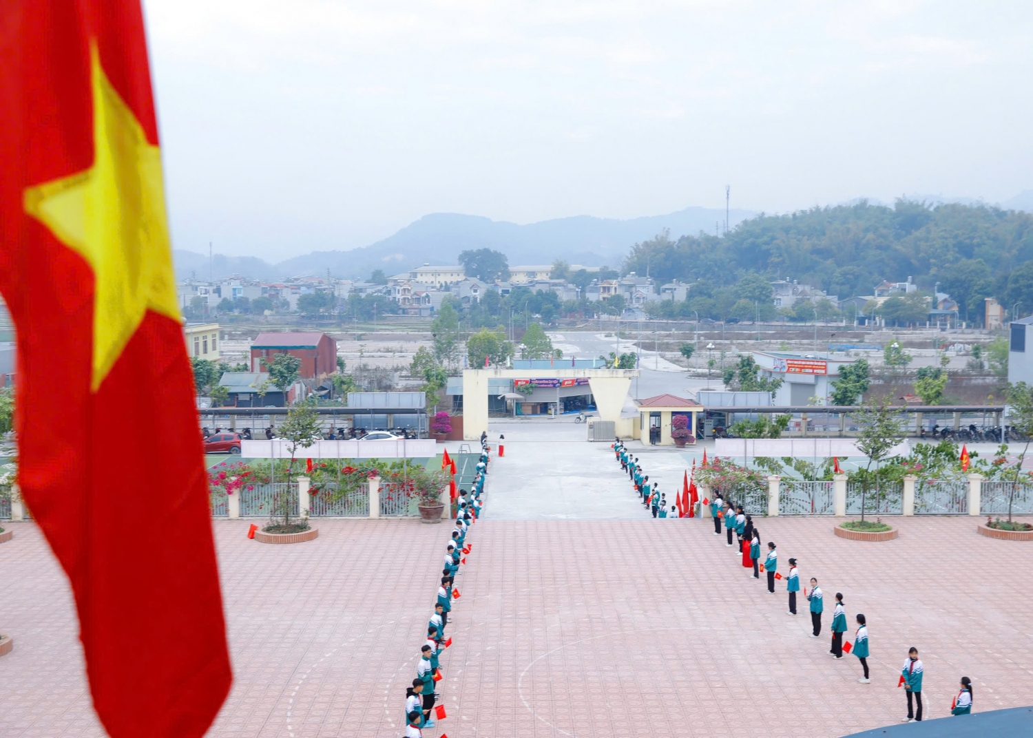 Học sinh đón đoàn đại biểu