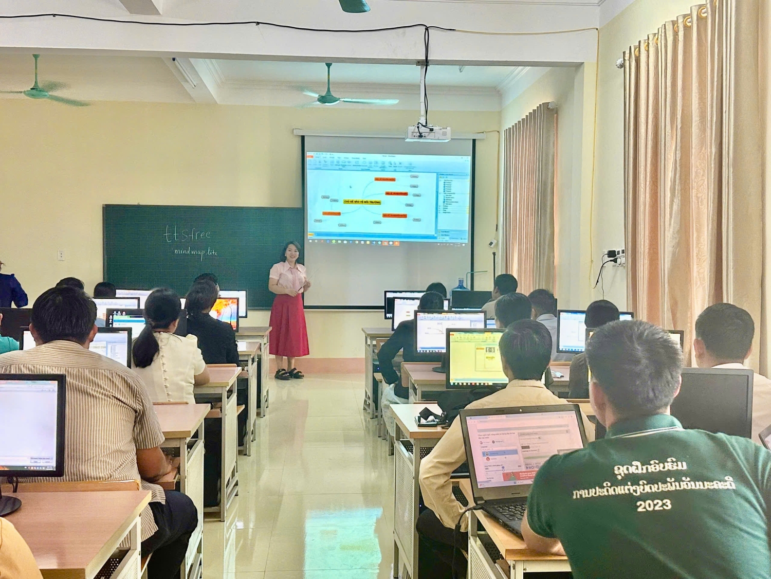 TRƯỜNG THCS TRẦN CAN VINH DỰ ĐƯỢC ĐÓN ĐOÀN CÁN BỘ CÁC TỈNH BẮC LÀO VỀ BỒI DƯỠNG, TẬP HUẤN, THỰC TẾ TẠI TRƯỜNG.