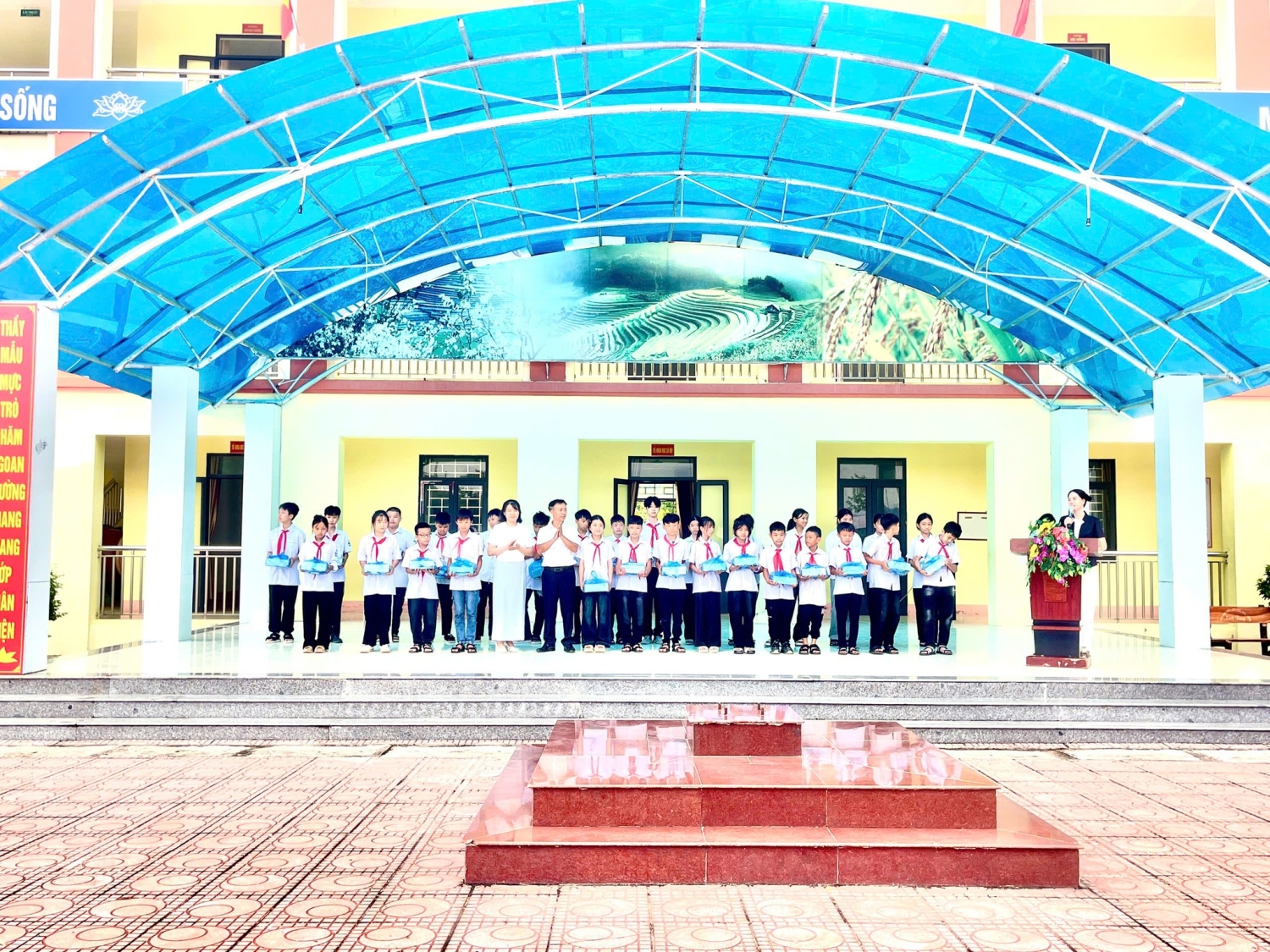 LAN TỎA YÊU THƯƠNG – NÂNG BƯỚC EM ĐẾN TRƯỜNG